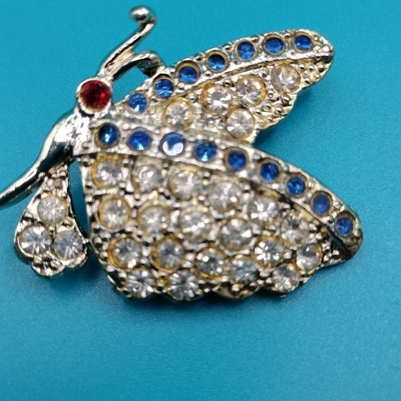 Delightful Vtg Gold Tone Pave Clear Lt Blue Rhinestone Side BUTTERFLY Pin - Picture 1 of 6